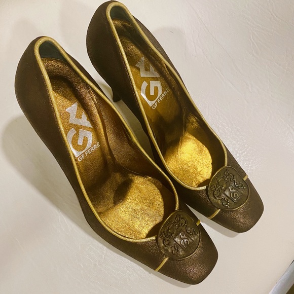 Gianfranco Ferre Bronze Leather Medallion Heels - Picture 2 of 7